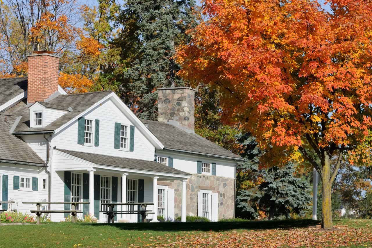 A farmhouse in Autumn
