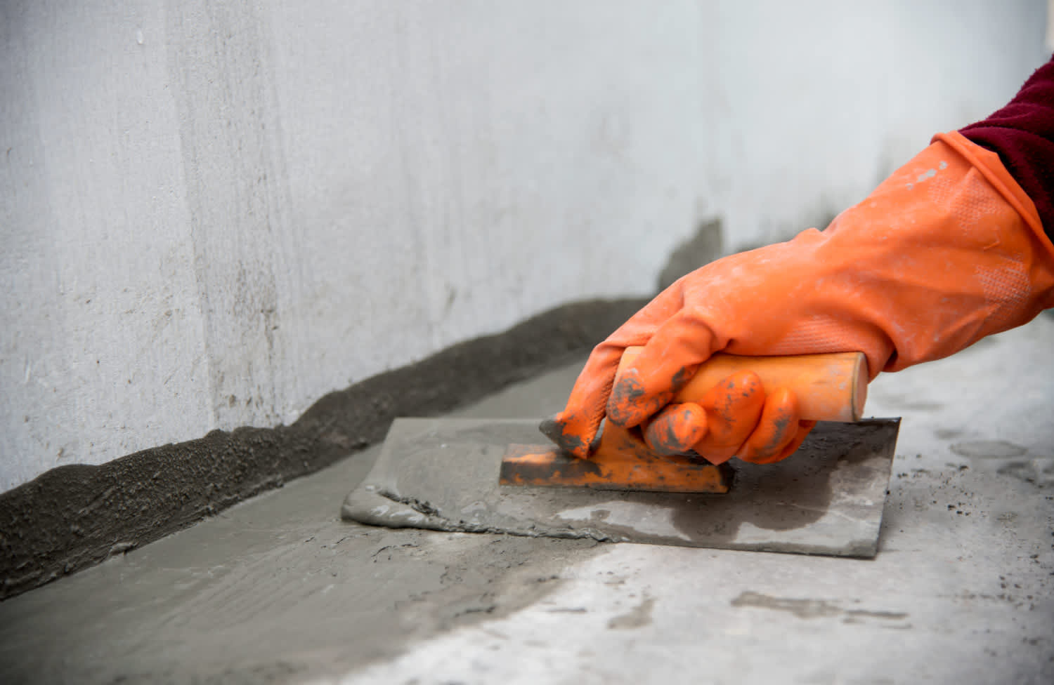 A close up of a labor hand holding a trowel masonry