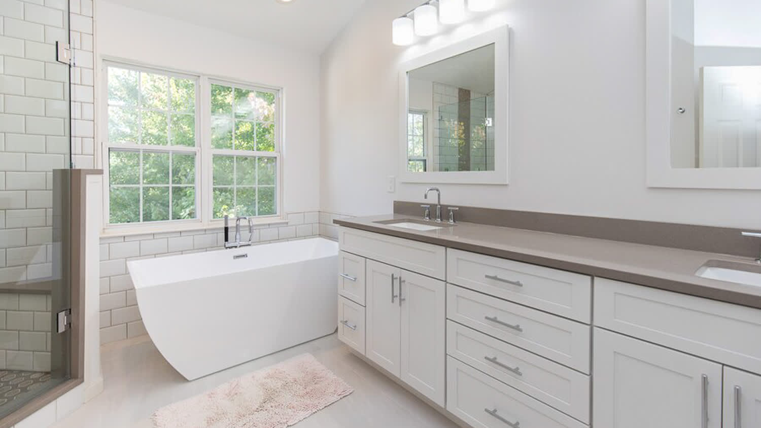 Modern bathroom with a bathtub