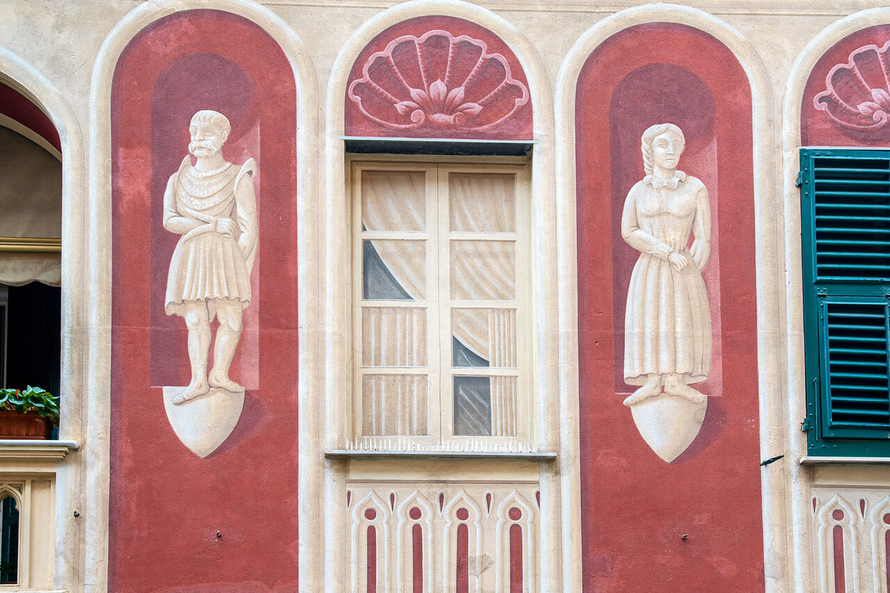 trompe l'oeil paiting of statues on exterior of home