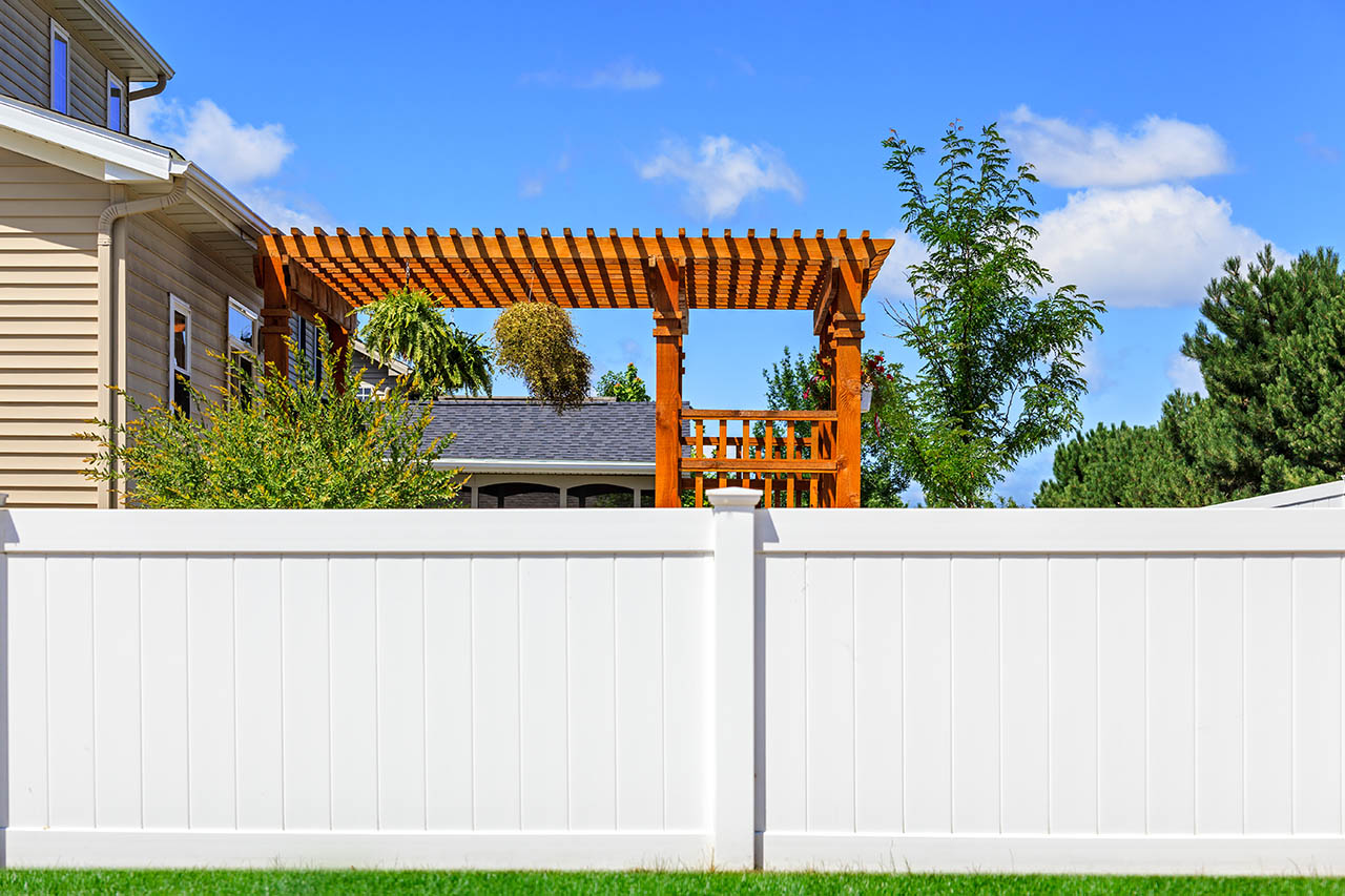 vinyl fencing around backyard